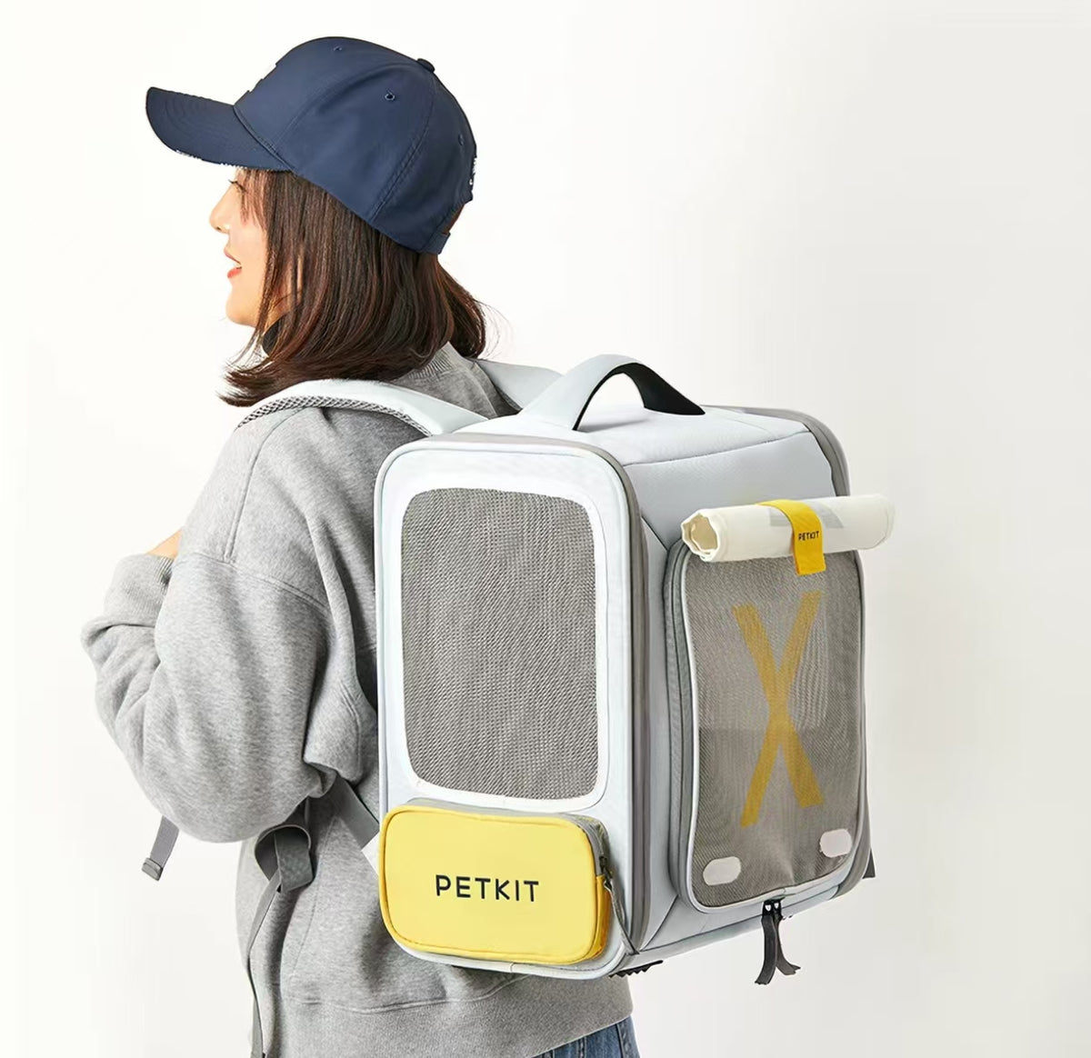 Person wearing the PETKIT expandable cat carrier backpack
