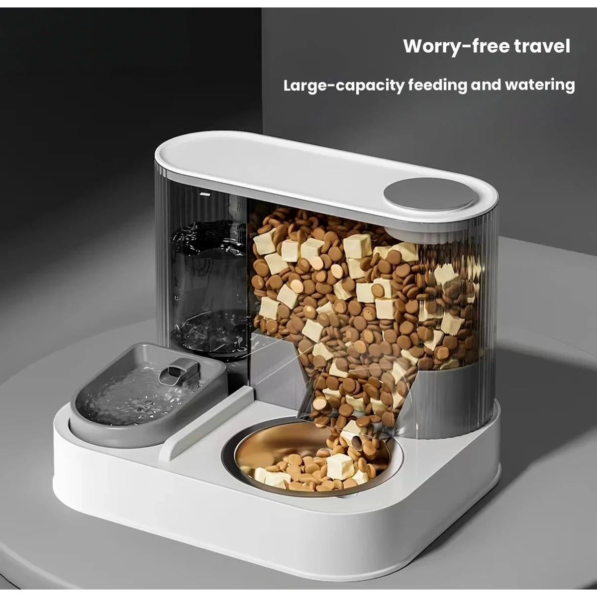 Large-capacity dry-food reservoir on the pet feeding station
