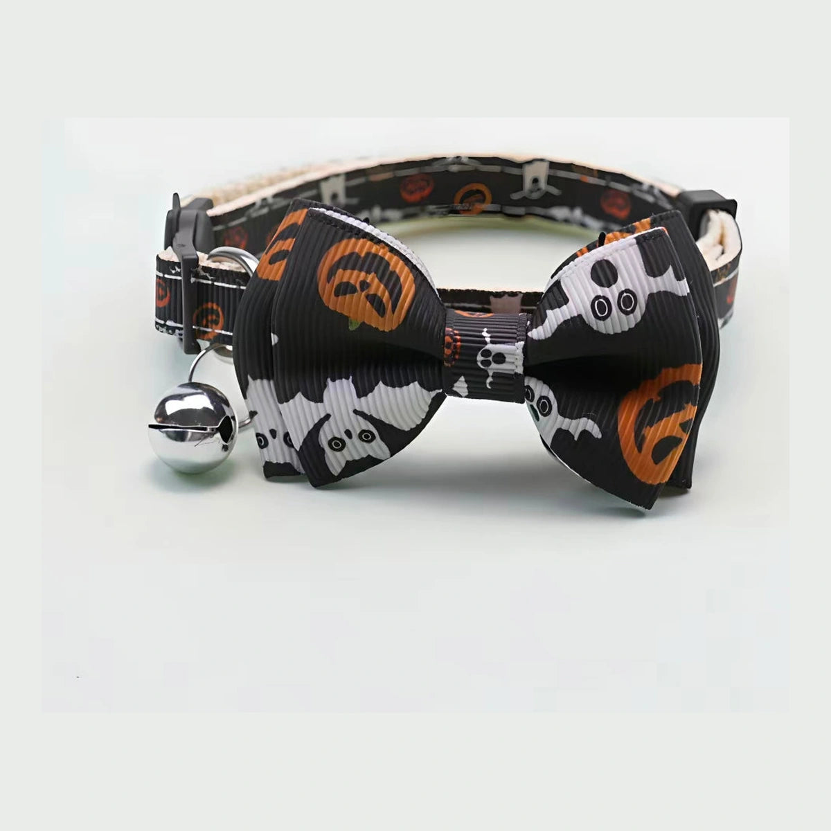 Black skull patterned bow collar