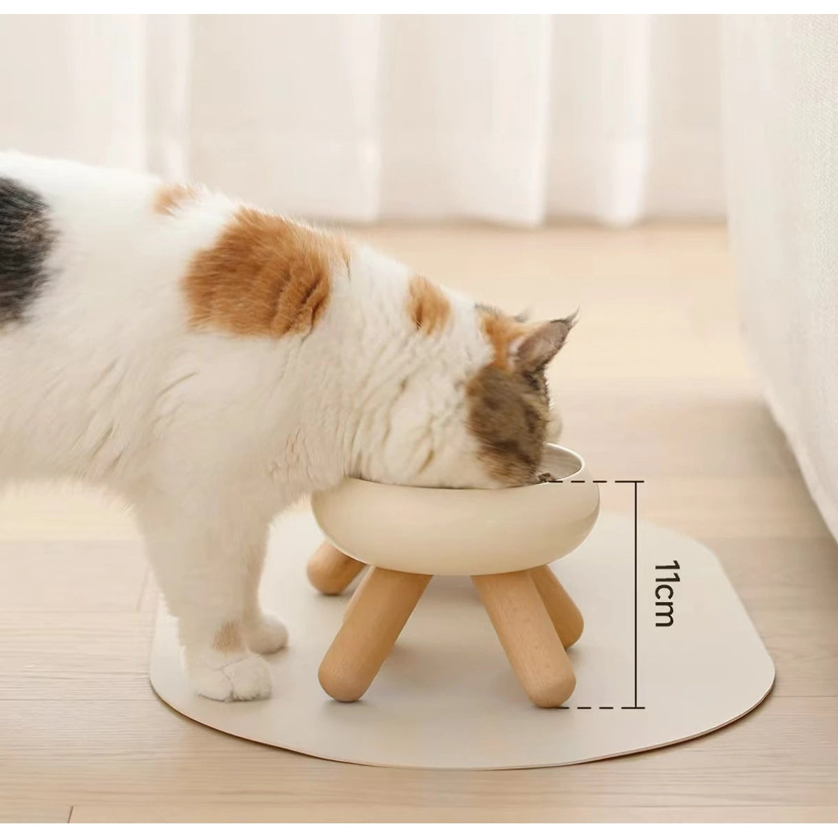 Meoof Gulu pet bowl: cat eating from raised yellow bowl