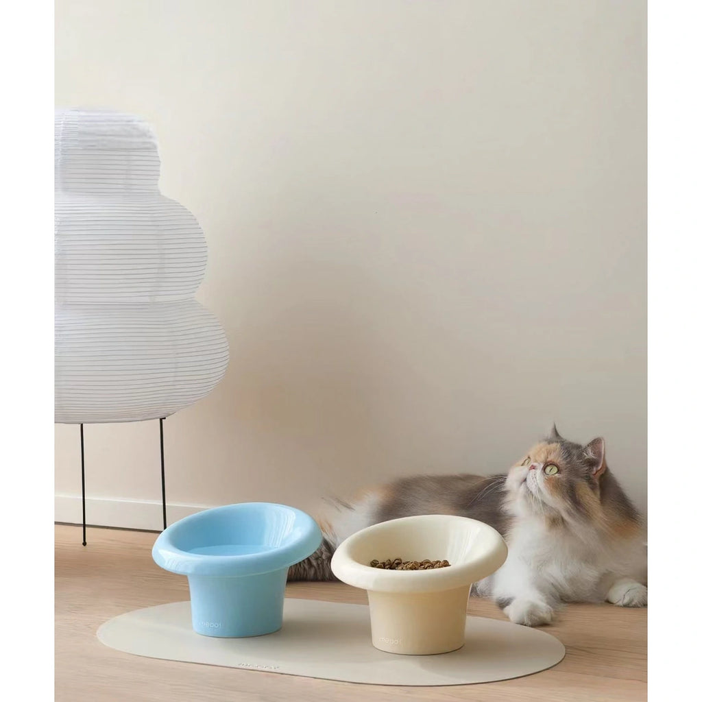 Meoof Fafa pet bowl: cat beside blue and white bowls