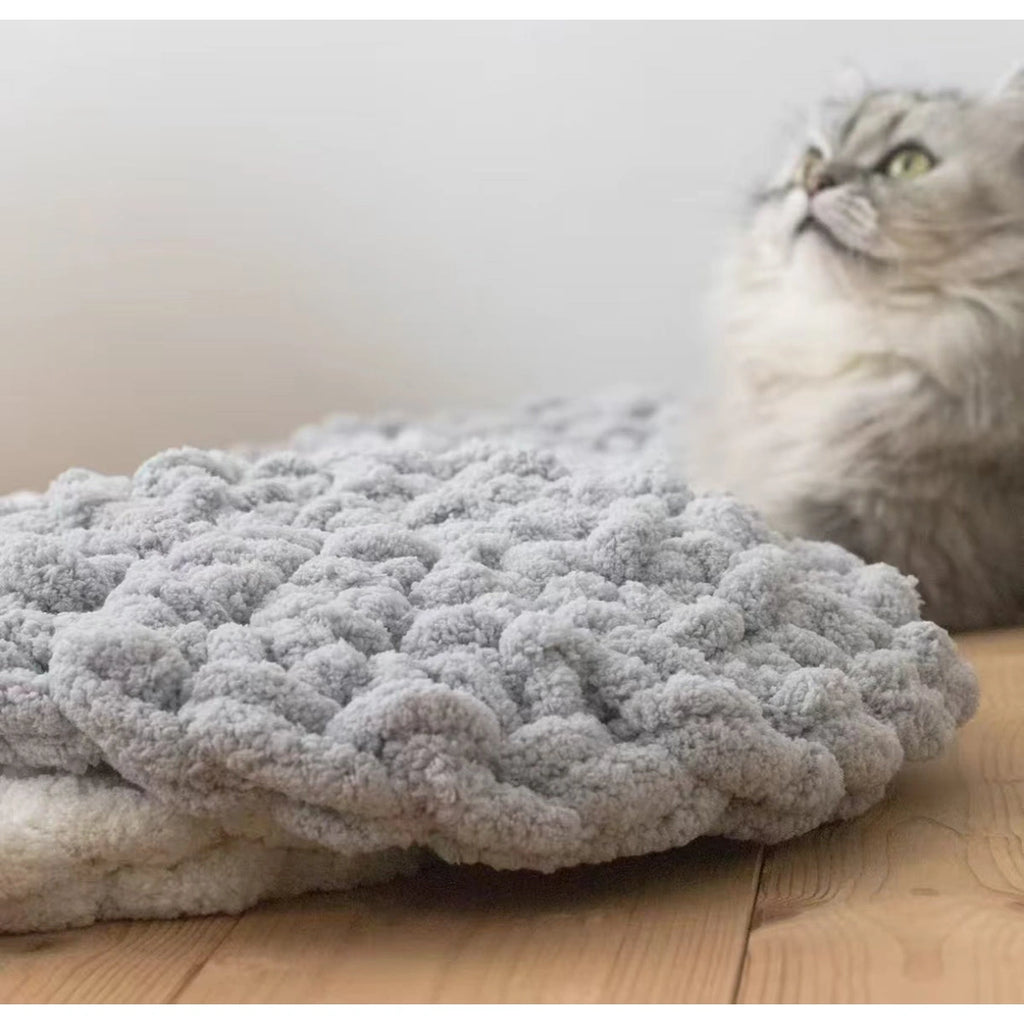 Cat resting on the thick woven surface of the inFluffy mat
