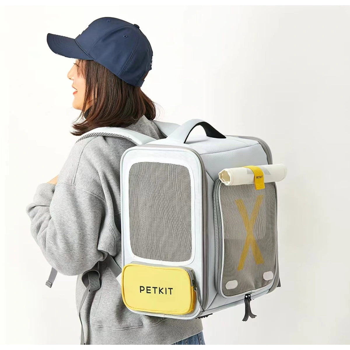 Person wearing the PETKIT expandable cat carrier backpack
