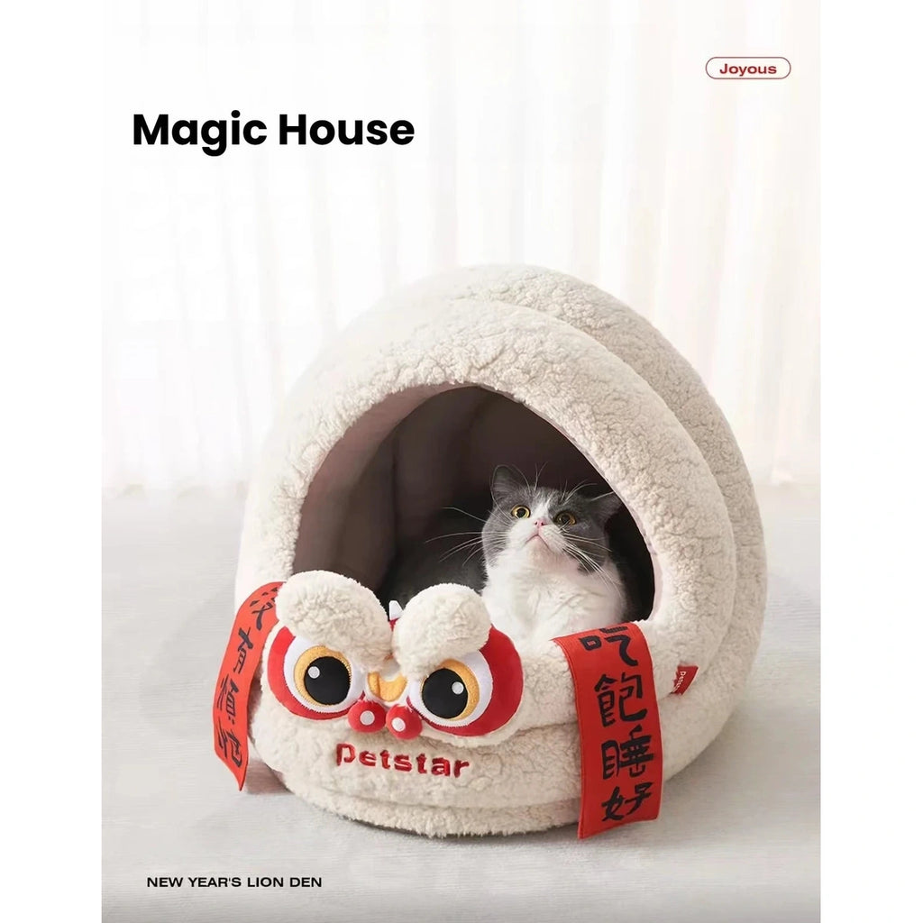 Cat resting inside the owl-door Petstar bed